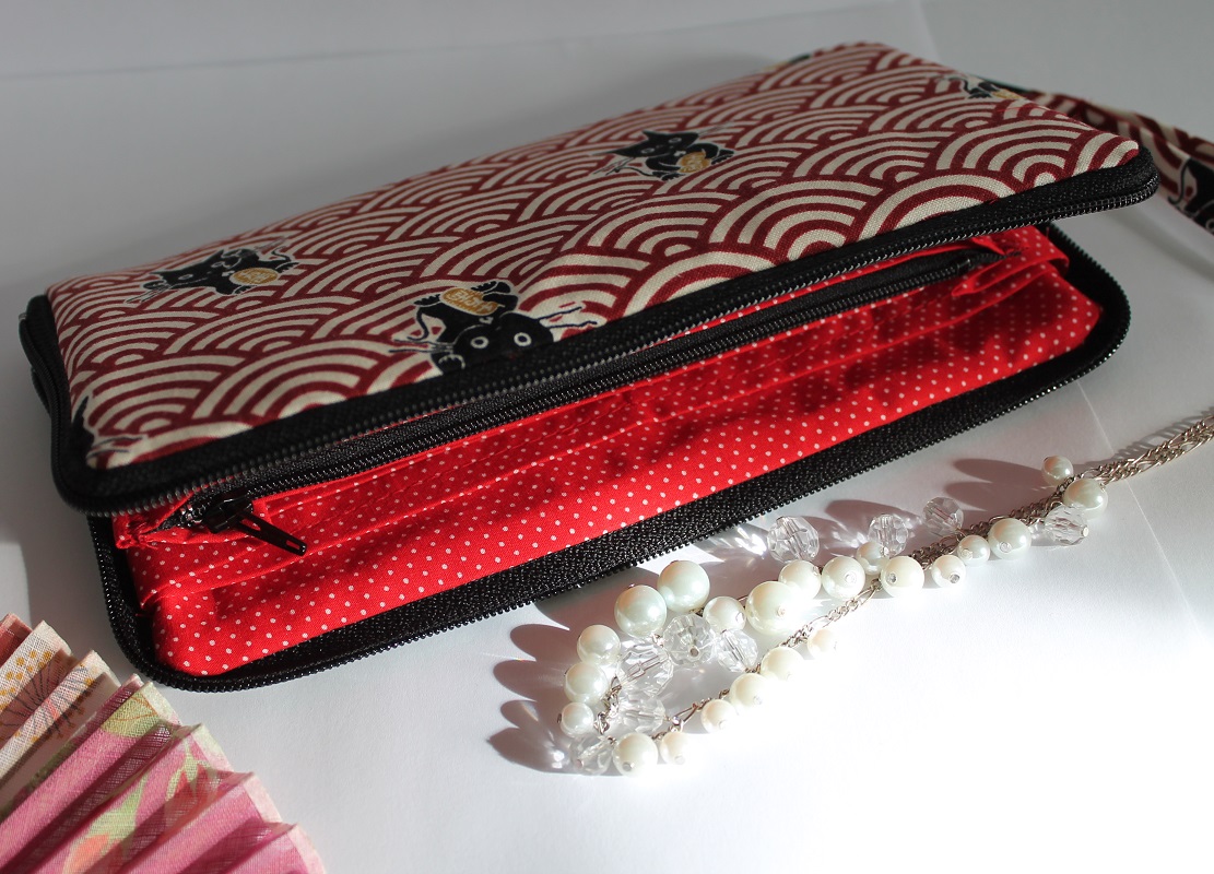 8.3\" long zippered wallet - Maneki white red - black zipper